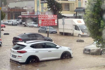 antalyada-saganak-yollari-gole-dondurdu-araclar-mahsur-kaldi