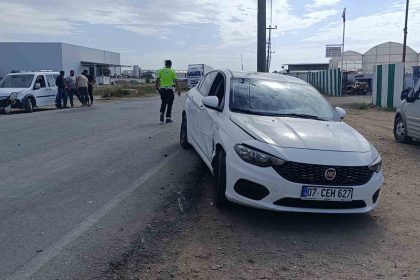 antalyada-u-donusu-yapan-hafif-ticari-aracla-otomobil-carpisti-1-yarali