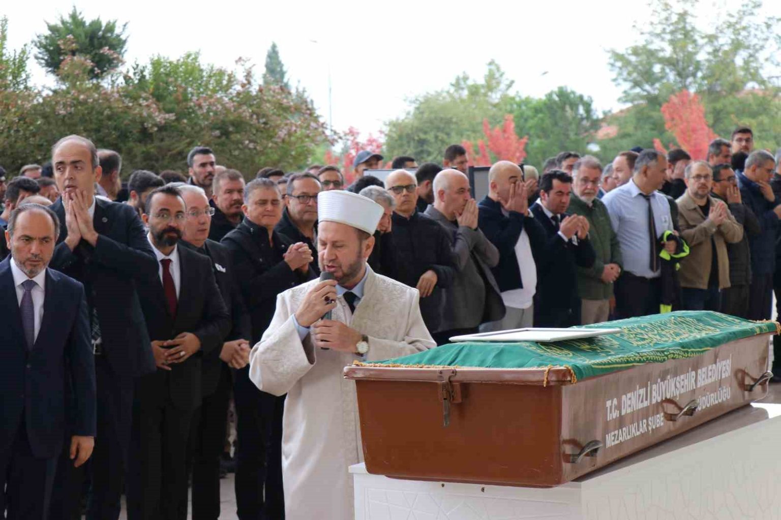 arac-kullanirken-kalp-krizi-gecirerek-hayatini-kaybeden-profesor-son-yolculuguna-ugurlandi