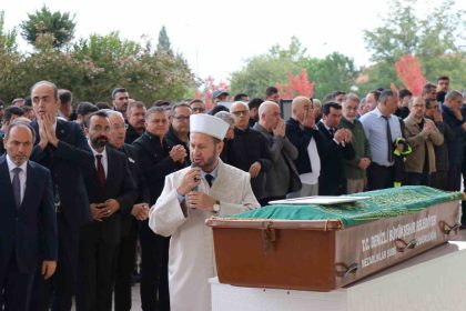 arac-kullanirken-kalp-krizi-gecirerek-hayatini-kaybeden-profesor-son-yolculuguna-ugurlandi