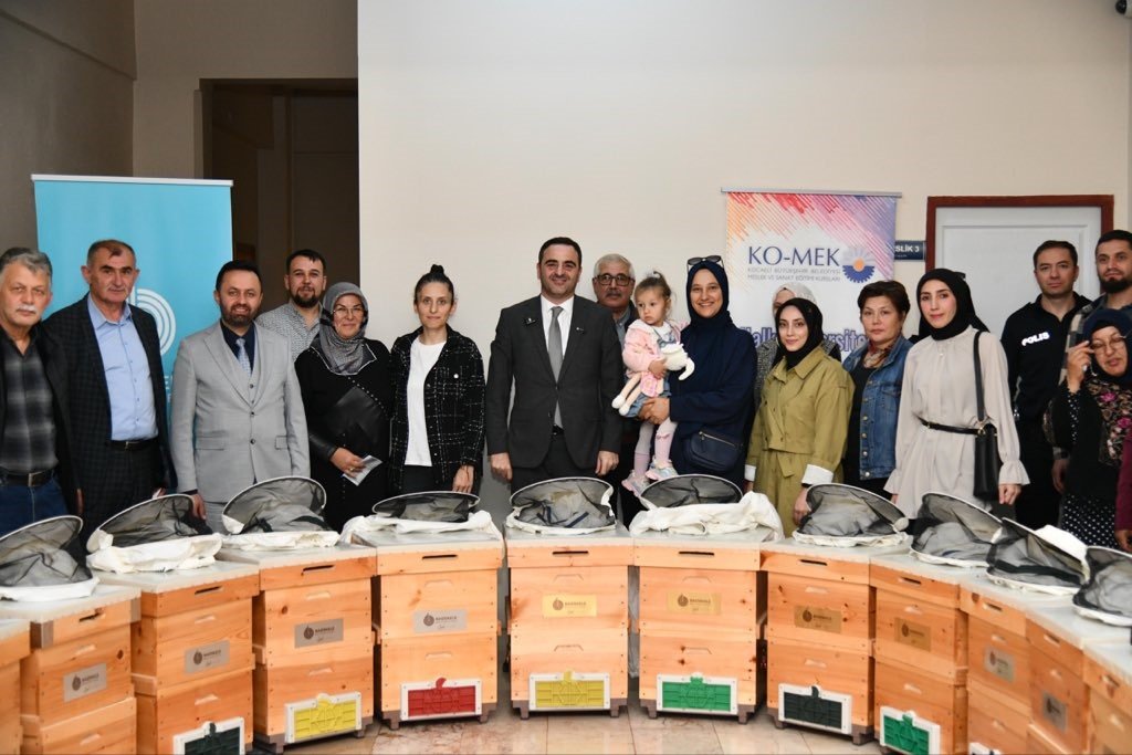 aricilik-kursiyerlerine-malzeme-destegi