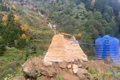 ayder-yaylasinda-mezar-gorunumlu-su-deposu-gorenleri-sasirtiyor