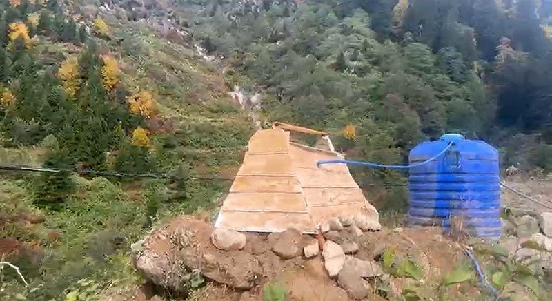 ayder-yaylasinda-mezar-gorunumlu-su-deposu-gorenleri-sasirtiyor