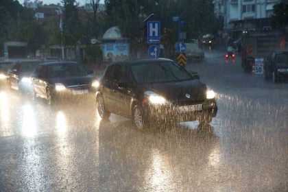 aydinda-saganak-yagmur-yollari-dereye-cevirdi