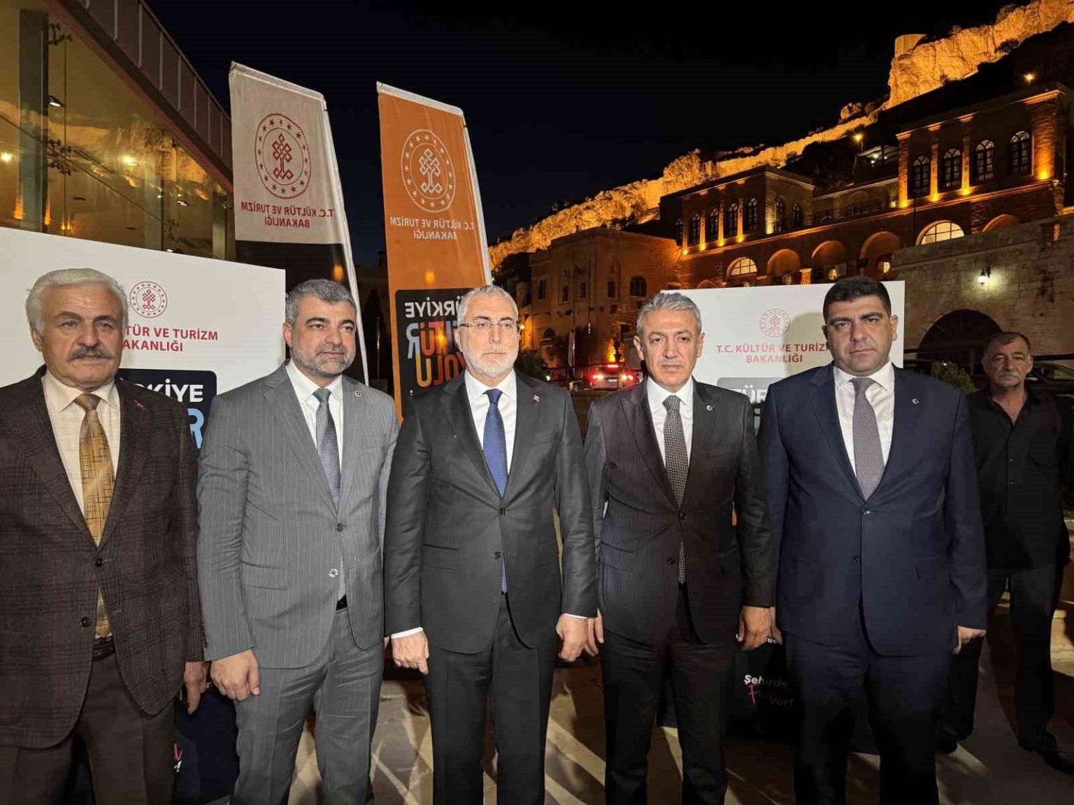 bakan-isikhan-mardin-kultur-yolu-festivalindeki-sergileri-gezdi-turkiyenin-mozaigini-ozetledigimizde-mardin-muthis-bir-cografya