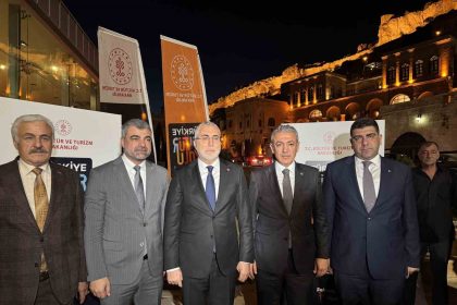 bakan-isikhan-mardin-kultur-yolu-festivalindeki-sergileri-gezdi-turkiyenin-mozaigini-ozetledigimizde-mardin-muthis-bir-cografya