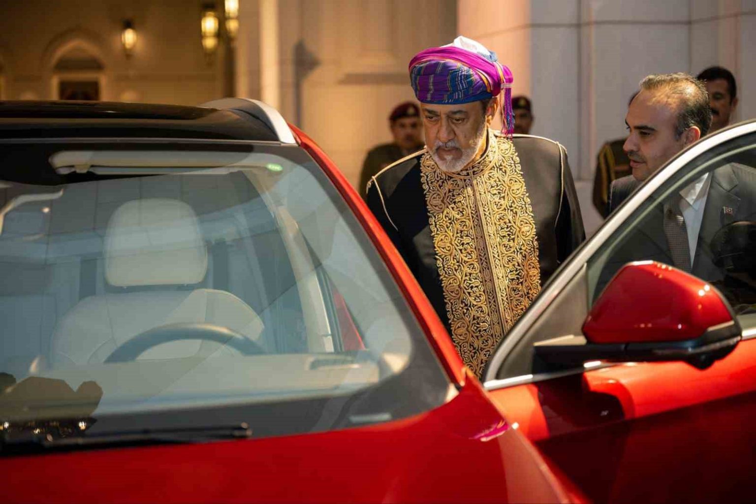 bakan-kacir-anadolu-kirmizisi-togg-turkiye-umman-dostlugunun-simgelerinden-biri-oldu