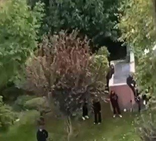 basaksehirde-lise-ogrencileri-birbirine-girdi-tekmeler-havada-ucustu