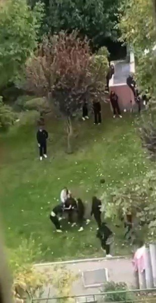 basaksehirde-lise-ogrencileri-birbirine-girdi-tekmeler-havada-ucustu