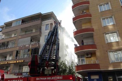 batmanda-bir-evde-cikan-yanginda-4-kisi-dumandan-etkilendi