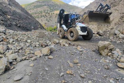 batmanda-yagis-sonrasi-kapanan-koy-yollari-ulasima-aciliyor