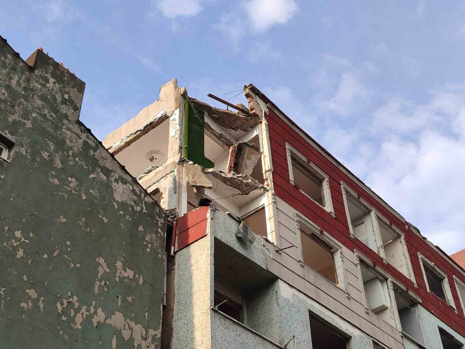 bayrampasada-balkon-coktu-2-arac-kullanilmaz-hale-geldi