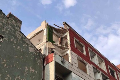 bayrampasada-balkon-coktu-2-arac-kullanilmaz-hale-geldi