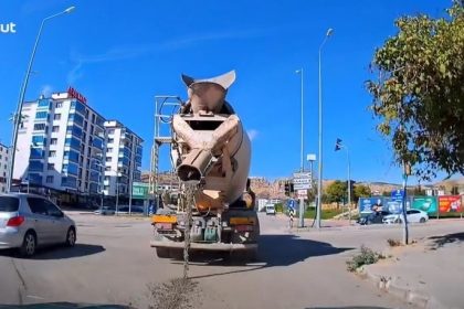 beton-mikserinin-yola-cimento-dokerek-ilerledigi-anlar-kamerada