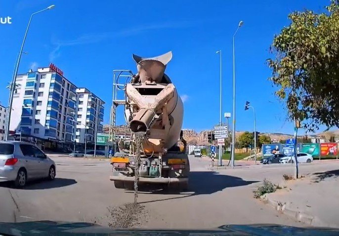 beton-mikserinin-yola-cimento-dokerek-ilerledigi-anlar-kamerada