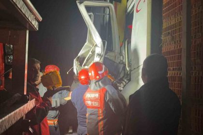 canli-tavuk-yuklu-tir-baska-bir-tira-arkadan-carpti-kabinde-sikisan-surucuyu-itfaiye-kurtardi