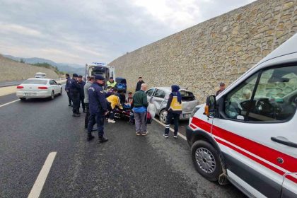 cenazeye-giden-aile-kaza-yapti-3-yarali