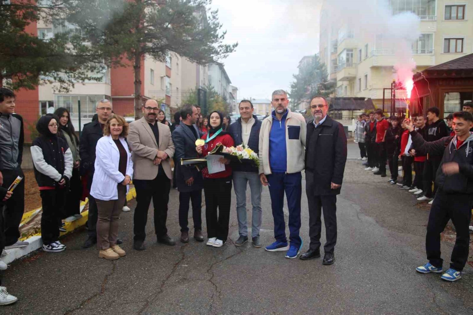 cinden-altin-madalyayla-donen-afra-kilinca-mesaleli-karsilama