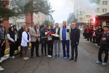 cinden-altin-madalyayla-donen-afra-kilinca-mesaleli-karsilama