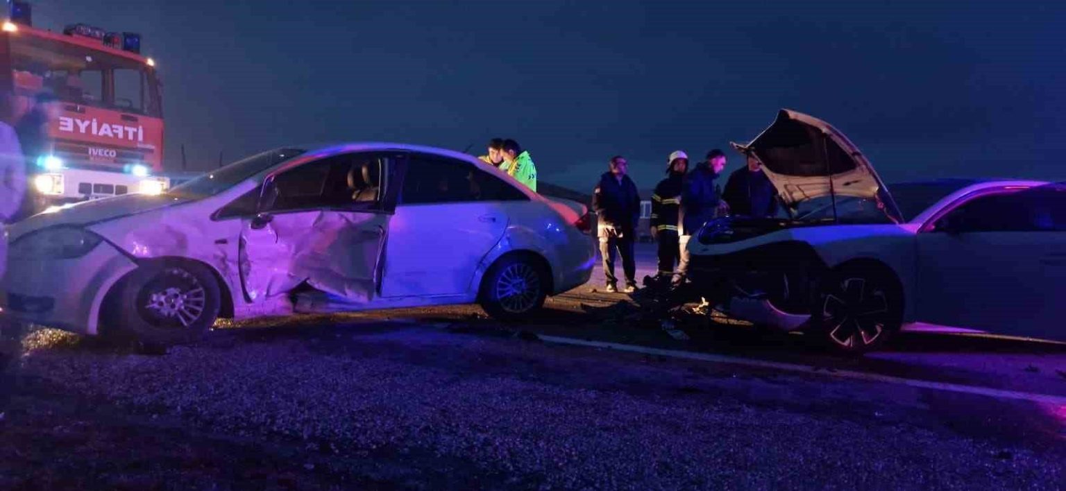 corumda-iki-otomobil-carpisti-3-yarali