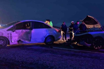 corumda-iki-otomobil-carpisti-3-yarali