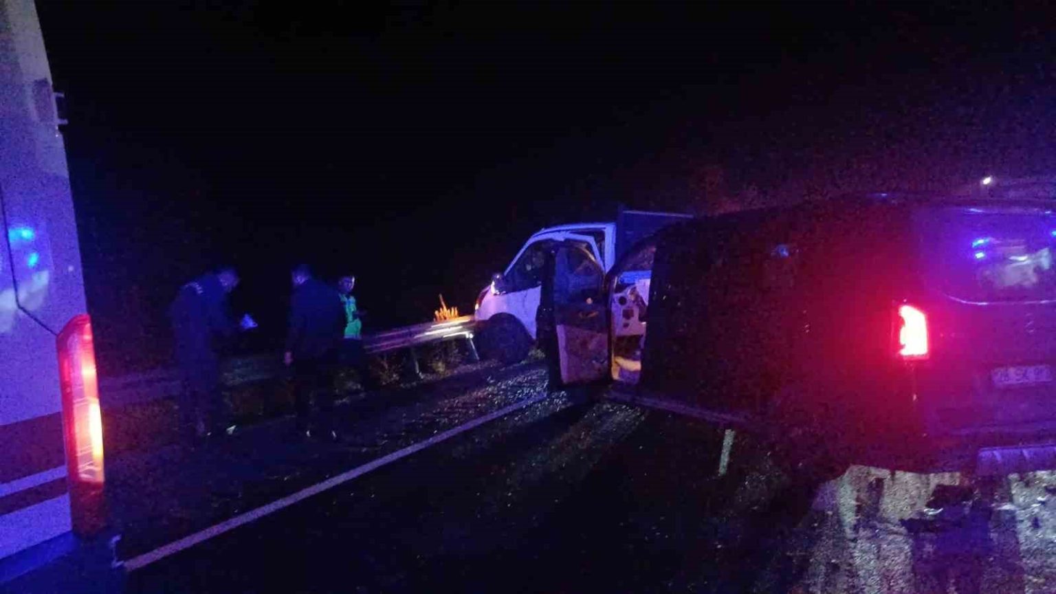 corumda-kamyonet-ile-minibus-carpisti-7-yarali