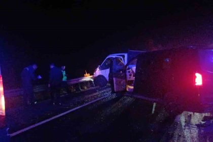 corumda-kamyonet-ile-minibus-carpisti-7-yarali