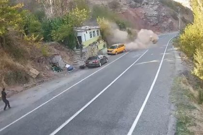 dagdan-yuvarlanan-kaya-parcasi-ev-ve-araclari-teget-gecti-o-anlar-kamerada