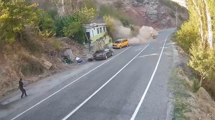 dagdan-yuvarlanan-kaya-parcasi-ev-ve-araclari-teget-gecti-o-anlar-kamerada