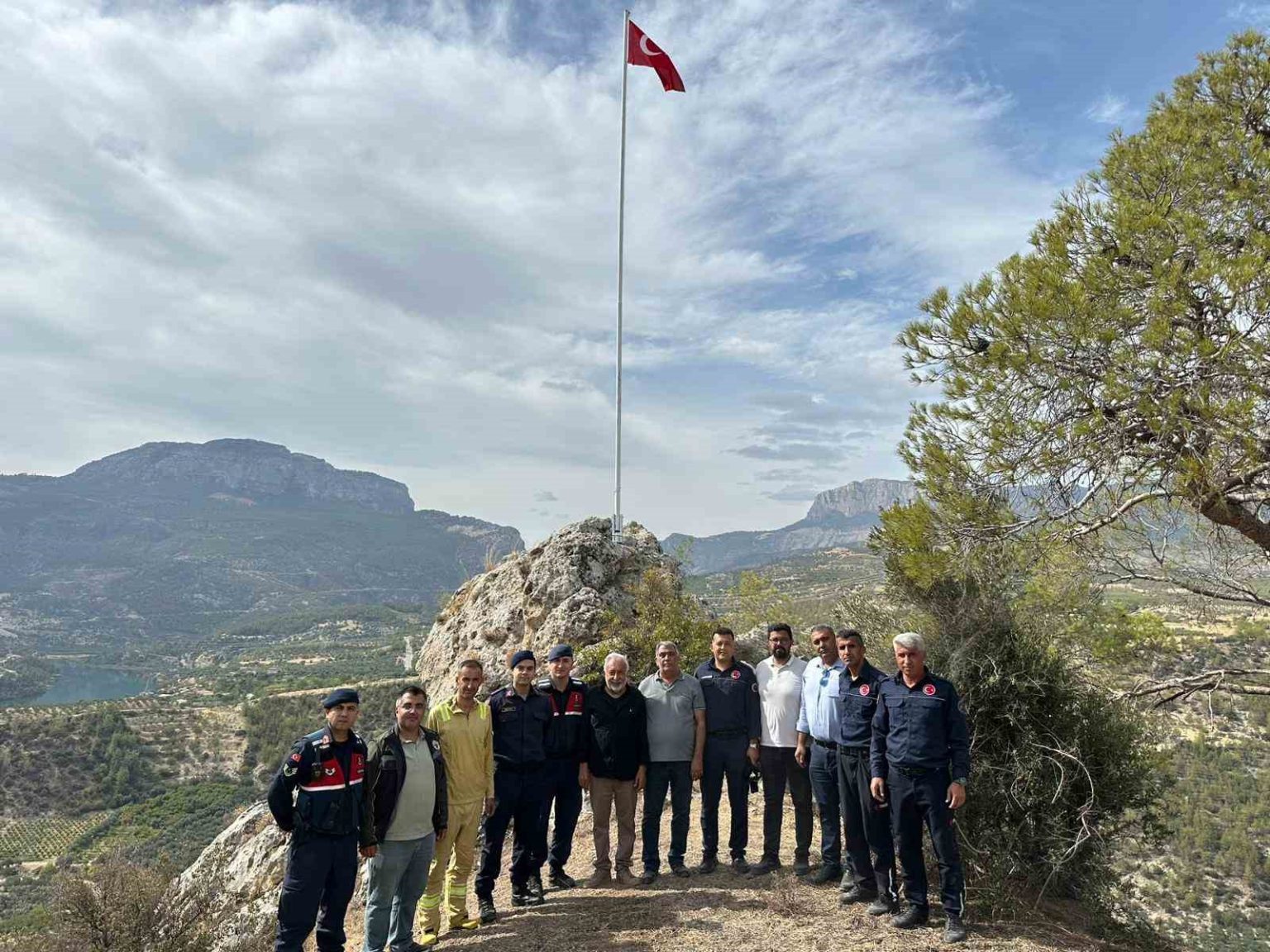 direk-yenilendi-yeni-bayrak-gondere-cekildi