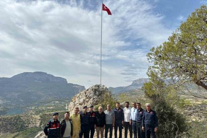 direk-yenilendi-yeni-bayrak-gondere-cekildi