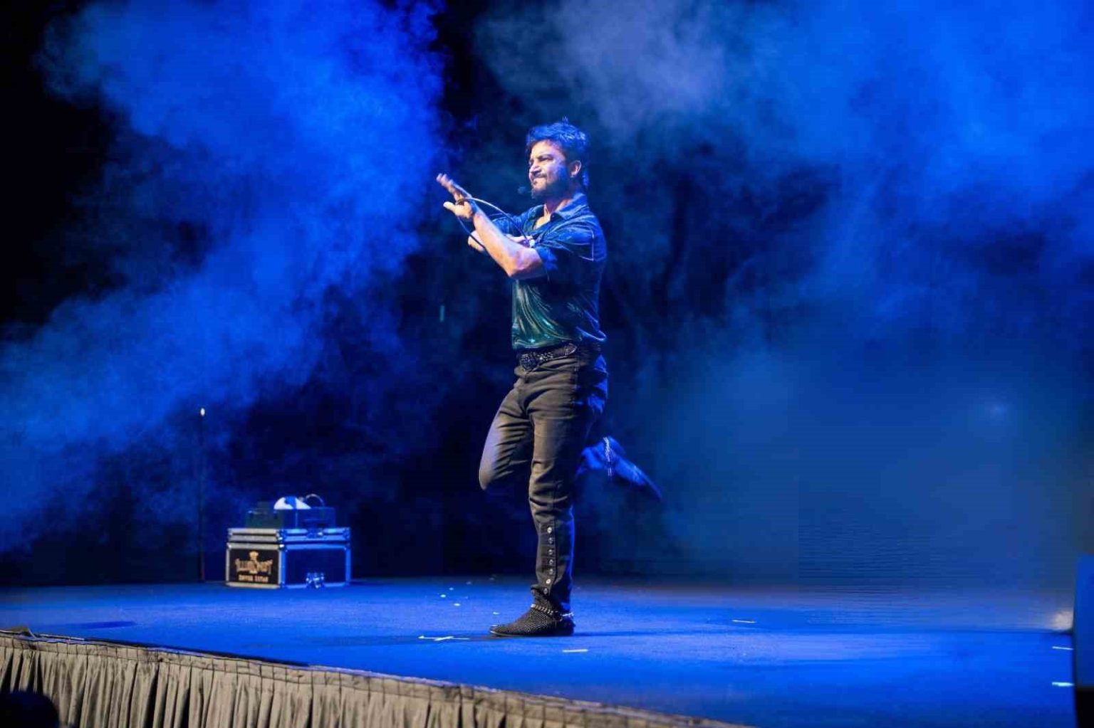 enver-ertas-iddiali-ve-eglenceli-yeni-gosterisiyle-sahnede