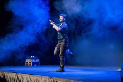 enver-ertas-iddiali-ve-eglenceli-yeni-gosterisiyle-sahnede