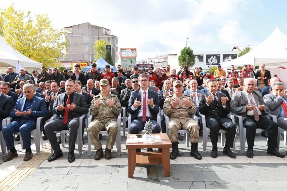 erciste-2011-depreminde-hayatini-kaybedenler-anildi