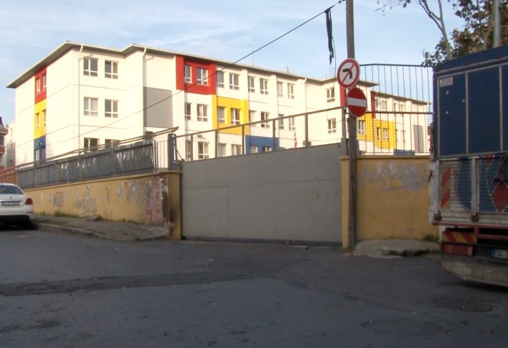 eyupsultanda-bir-okulun-kapisi-ogrencilerin-ustune-dustu-4-yarali
