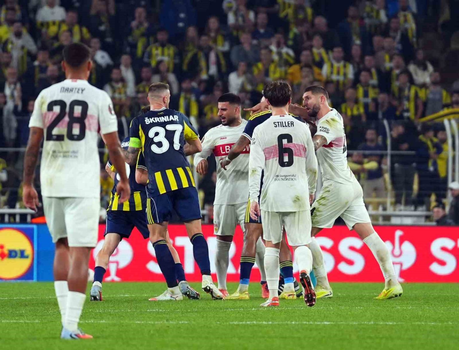 fenerbahce-stuttgart-macinda-son-duduk-caldi-ortalik-karisti