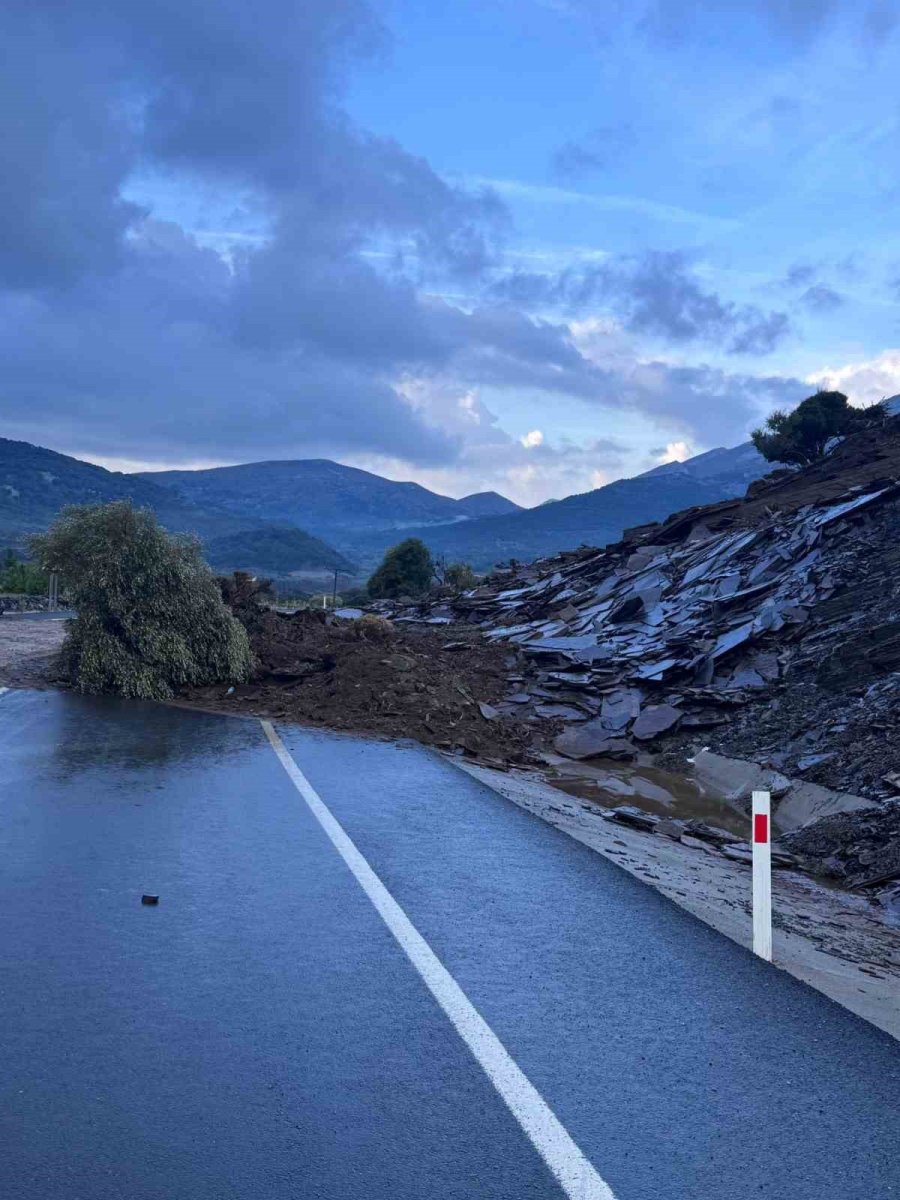 gokceadada-sel-bazi-is-yerleri-ve-evler-sular-altinda-kaldi-toprak-kaymasi-yollari-kapatti