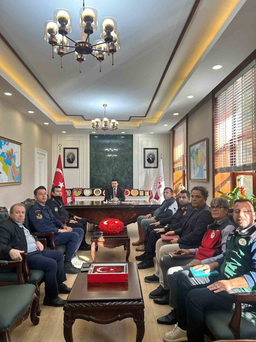 gokceadada-yasanan-sel-nedeniyle-afet-ve-acil-durum-toplantisi-duzenledi