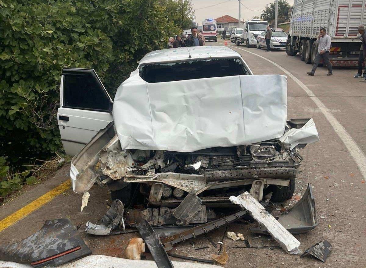 gordeste-iki-arac-kafa-kafaya-carpisti-4-yarali