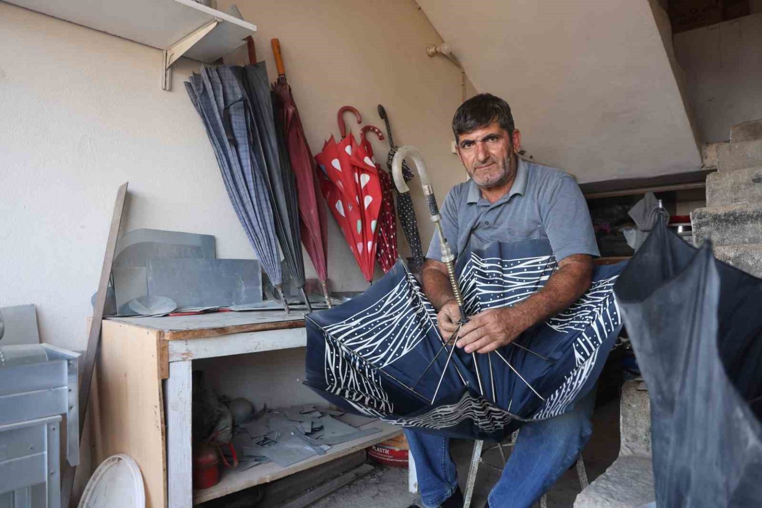 hatayda-siddetli-yagislar-semsiye-tamircisinde-yogunlugu-artirdi