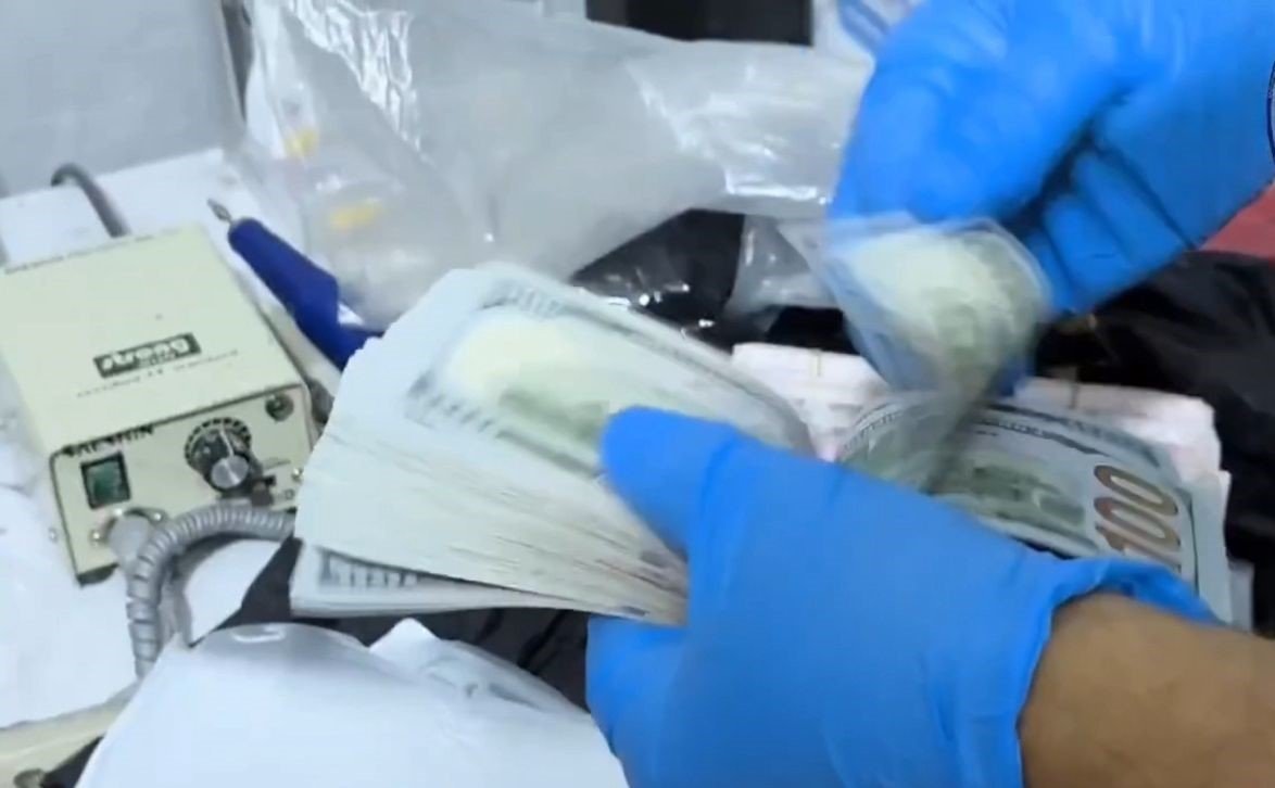 igdirda-sahte-dis-klinigine-operasyon-yuklu-miktarda-doviz-ve-tl-ele-gecirildi