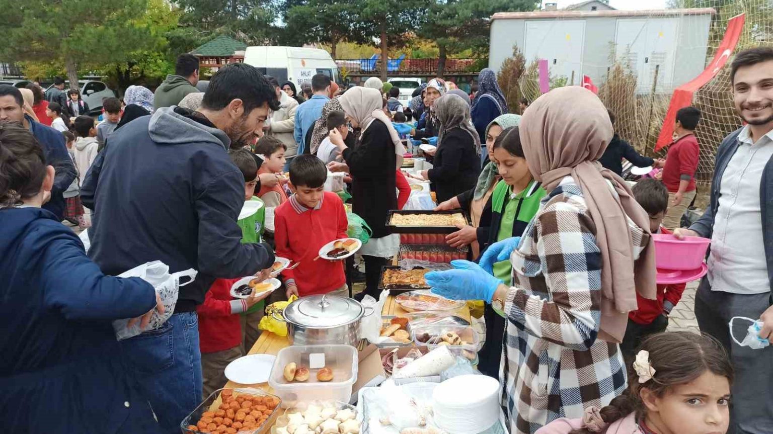 ilkokul-ogrencilerinden-gazze-icin-yardim-etkinligi