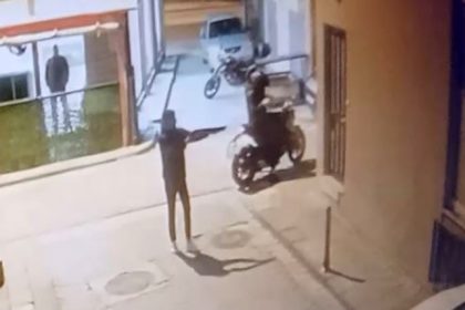 is-yerini-kursunlayan-saldirganlarin-kendilerini-kayda-aldiklari-anlar-guvenlik-kamerasina-yansidi