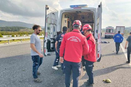 istanbul-izmir-otoyolunda-kamyonet-otomobille-carpisti-1-olu-1-yarali