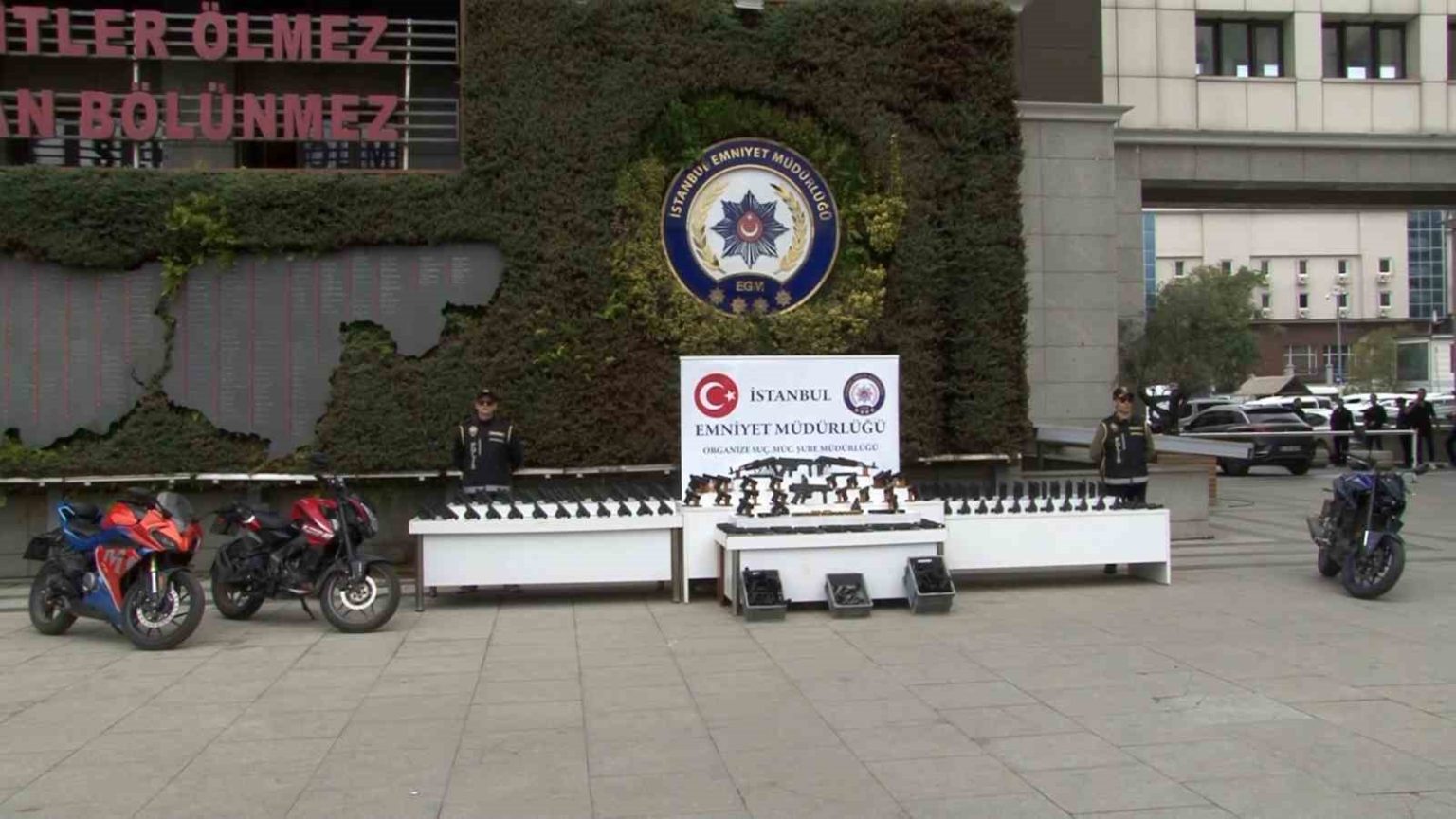 istanbulda-cetelere-ve-silah-kacakcilarina-operasyon-165-gozalti