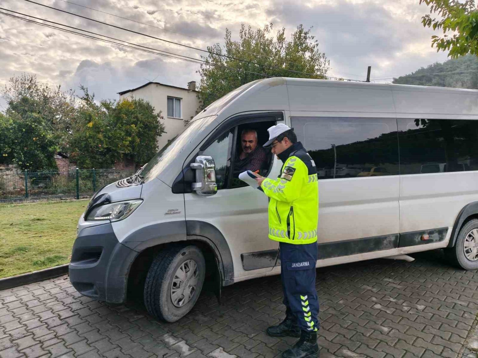 jandarma-ekiplerinden-ogrenci-guvenligi-ve-trafik-bilinci-denetimi
