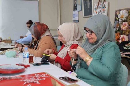 kadinlar-el-sanatlari-kursunda-hem-ogreniyor-hem-de-ev-ekonomisine-katki-sagliyor