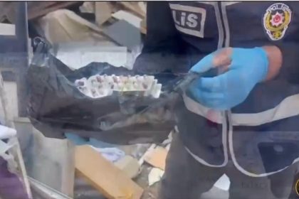 kameralarla-donatilan-evden-cok-sayida-uyusturucu-madde-cikti