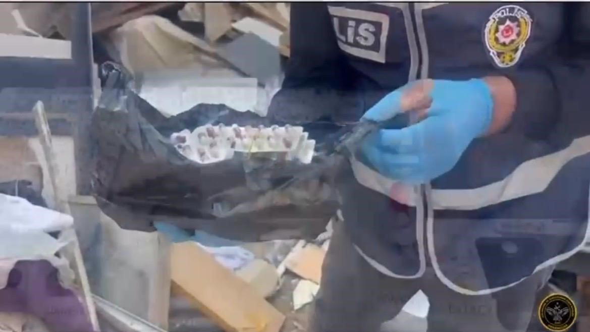 kameralarla-donatilan-evden-cok-sayida-uyusturucu-madde-cikti