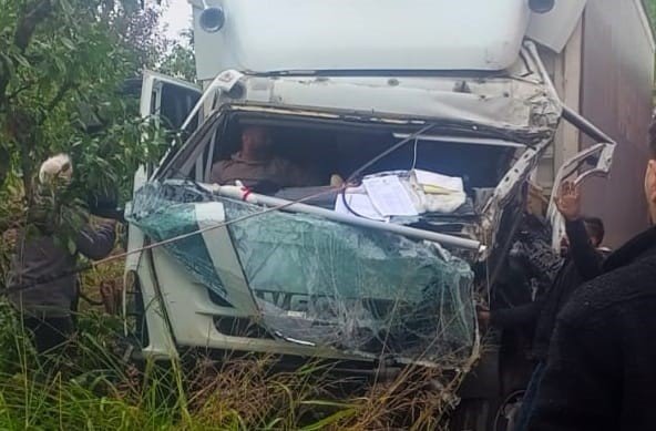 kamyonlar-kafa-kafaya-carpisti